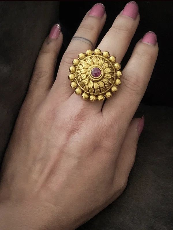 Round adjustable ring with gold bead lace and leaf design around the stone